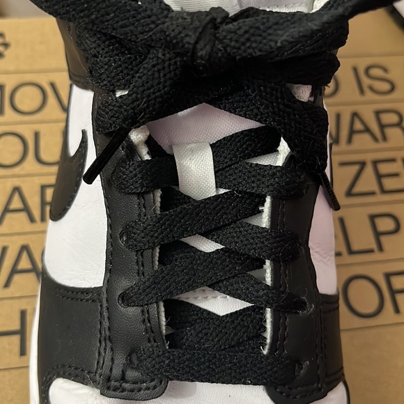 Nike Panda Dunks - Picture 3 of 8